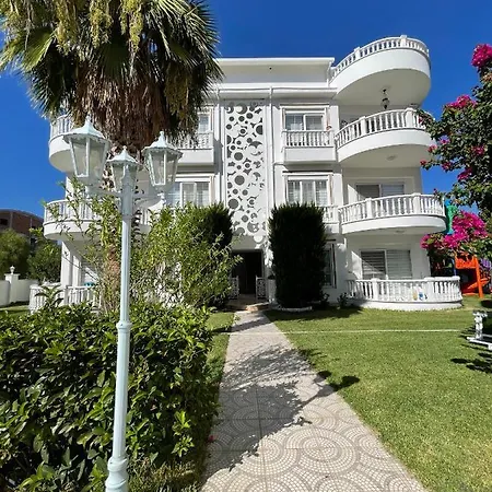 Belka Golf Luxury Poolside 公寓